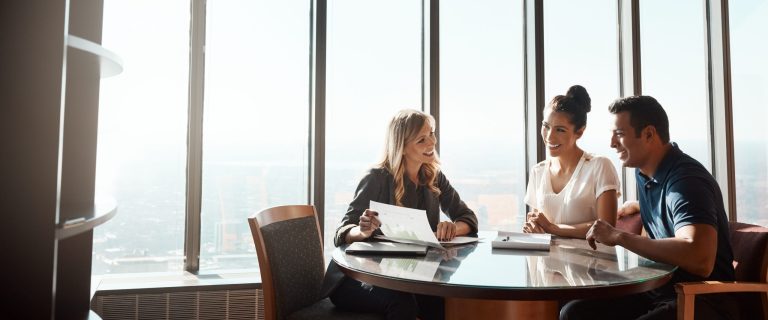 Beratung im lichtdurchfluteten Büro