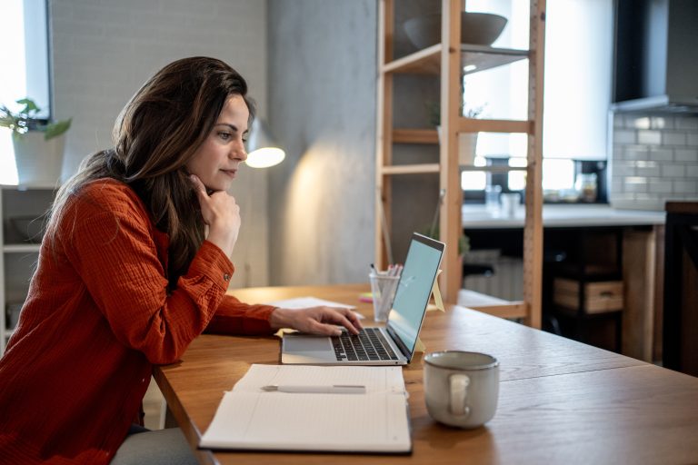 Frau arbeitet im Homeoffice am Laptop