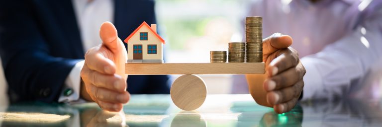Waage zwischen Haus und Geld